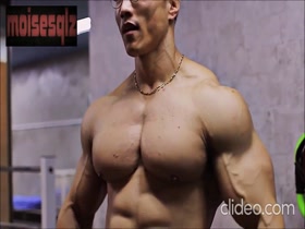 Glasses and Muscles - Kim Youngbum trains and flexes