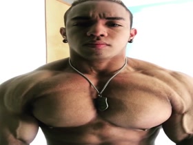 HOT PECS !