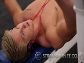Zac Aynsley training biceps