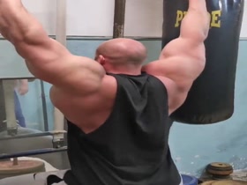 Petar Klancir working out