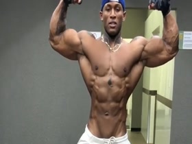 Fabian Rabia flexes