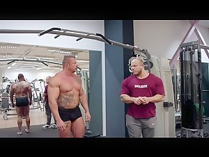 German Pro Bodybuilder gives a posing lesson