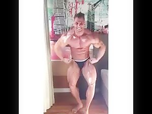 Oriol Ruiz Flexing
