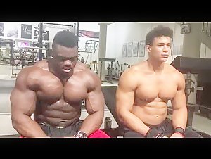 Guys bouncinh their pecs