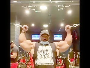 Roelly Winklaar double bicep workout