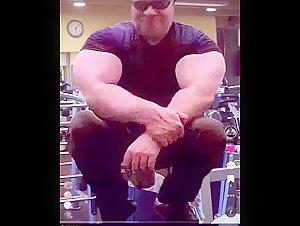 Massive Biceps in tight T-Shirt