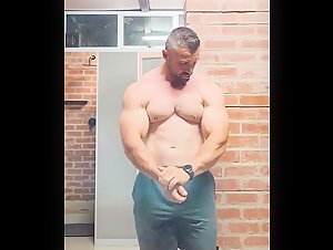 Regardt Vuuren flexes