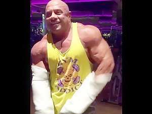 Sexy pumped muscle dsddy