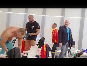 Culturista eslovaco desnudo en backstage