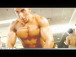 Justin Hunter doing pushups