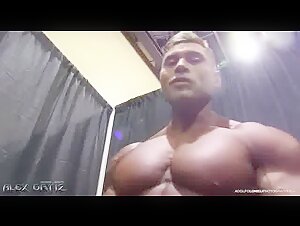 Sexy Bodybuilder latino do corpo perfeito