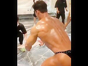 HUGE KOREAN BODYBUILDER KANG MIN KIM (김강민) WARMS UP