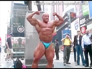 Flexing on Times Square - Heiko Kallbach