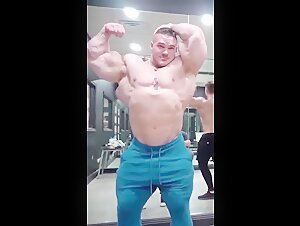 MASSIVE MUSCLEDUDE