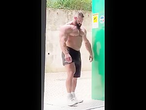 Fabio Romagnolio flexes awesome lats