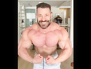 fernando maradona flexing