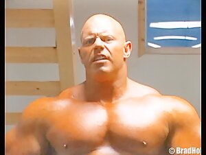 brad hollibaugh flexing