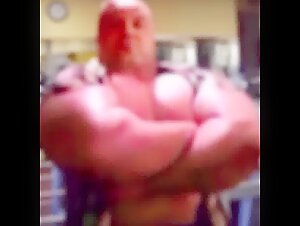 Massive Biceps in tight Shirt