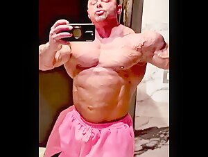 Mattia Vecchi Flexing