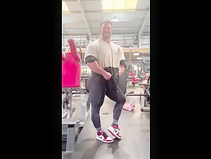 Nathan Styles Practicing Ms Olympia Poses