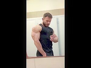 Michal Chrabolowski Huge Bicep Vein
