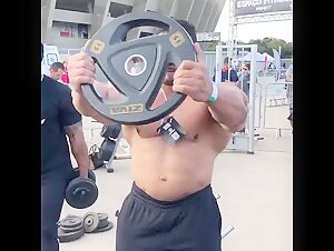 🔥Hot outdoor workout💪 beefymuscle.com