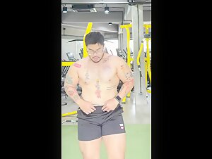 🔥Hot muscle stud!💪 beefymuscle.com