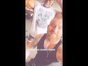 Mike Ryan se mostrando