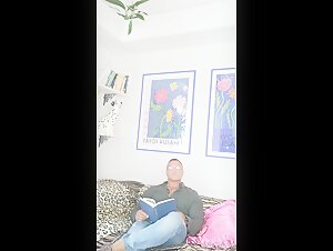 Muscle Daddy loves teasing his fans