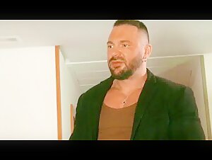 Bodybulder takes a big dick