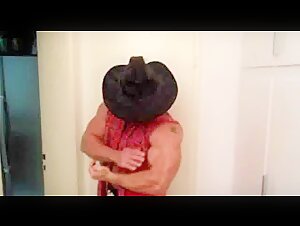 Muscle Daddy wants to be worshiped