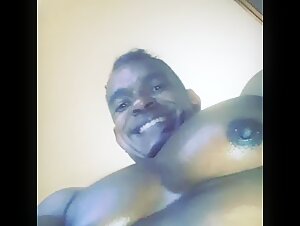 Fabio França Araujo (araujofabiofranca) pec bouncing and flexing