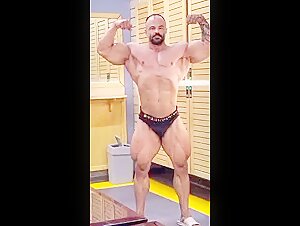 Big muscular dady - posing